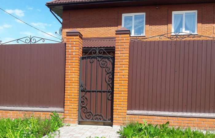 kovanaya-kalitka-zabor-iz-profnastila-tomsk
